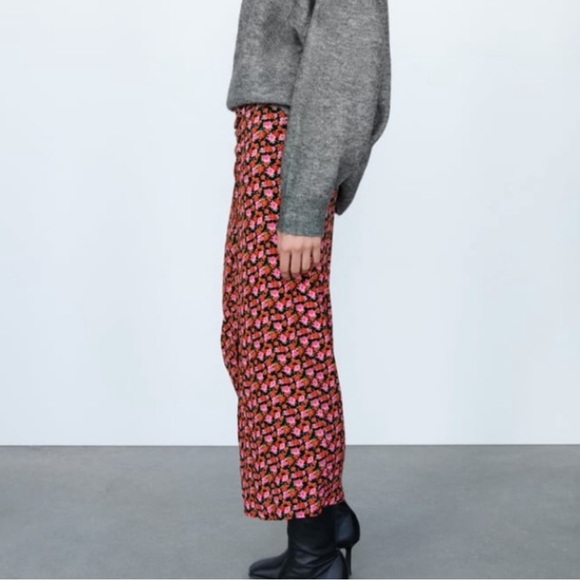 Zara medium floral print midi skirt with front ruching - Picture 3 of 6